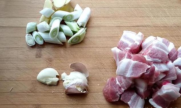 炖鱼时用热水还是凉水教你一招,炖鱼放开水还是放凉水鱼肉嫩呢