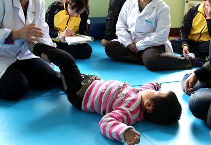 贵州脑瘫小伙炒鸡 (贵州脑瘫儿小伙学炒鸡)