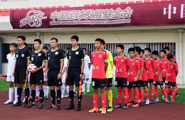 「青超队长」第5期书桌贴着“反省”——嘉定徐行中学U13李睿跃