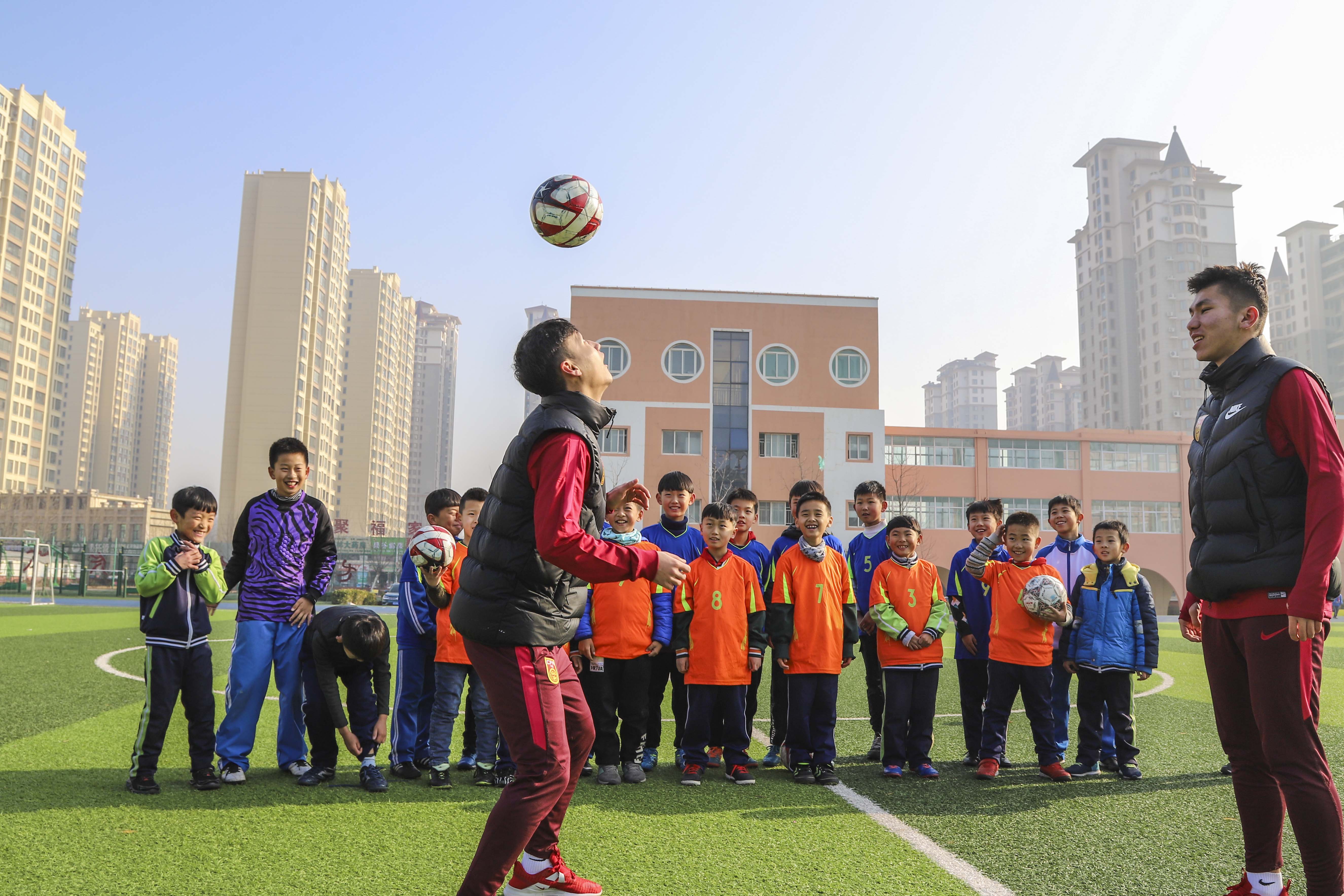 送足球文化到校园，五人制U20国家队青岛集训进一所小学送球艺