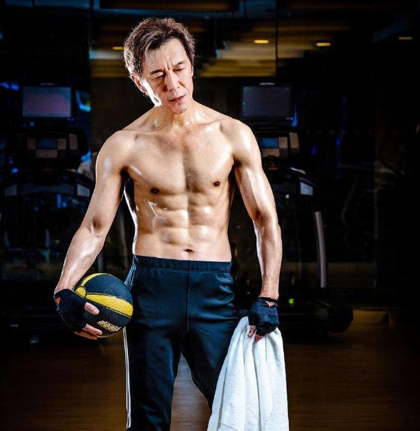 2018年，最后一次化疗后，李咏躺病床对妻子说：别把遗体运回国内