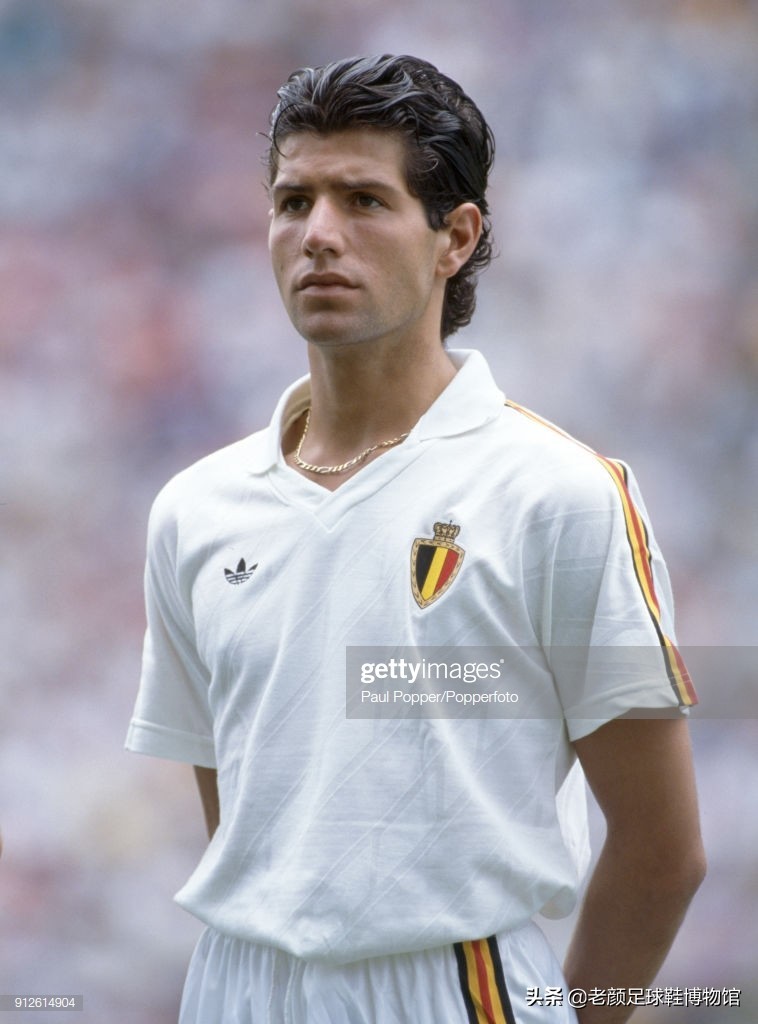 第一个穿白球鞋的球星,马拉多纳南非世界杯场边秀脚法