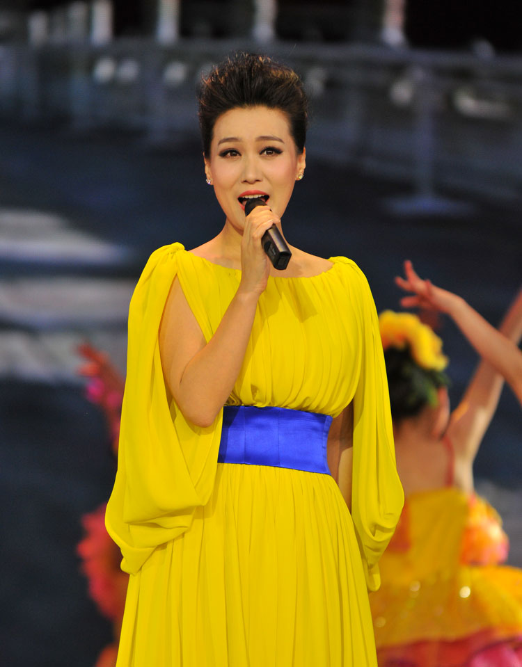 军旅歌手谭晶:32岁嫁41岁老公,37岁做妈妈,丈夫是科学家