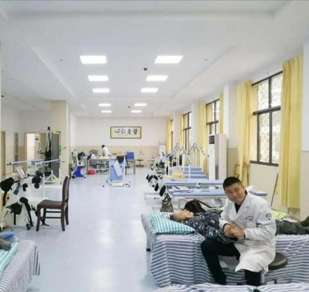 医院里不仅有医生和护士，还有技师，又称康复治疗师