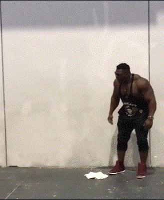 搞笑GIF动图：原来姑娘才是大力士，后面的黑人哥们都看呆了