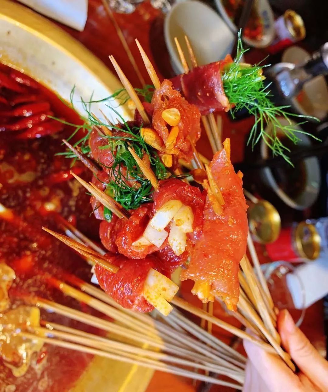 长春最强演艺阵容竟藏在这家火锅店里，火锅涮串自由切换，太嗨了