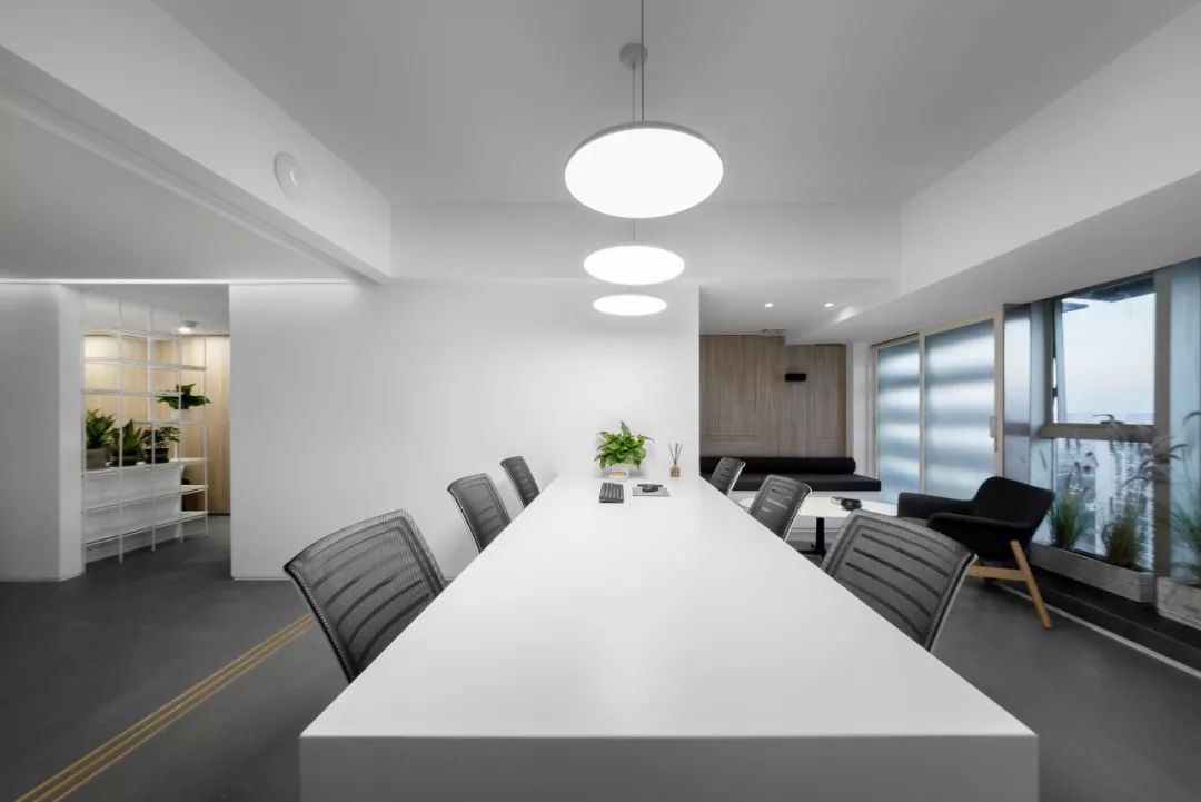 简约开放办公区设计,郑州办公空间设计风格