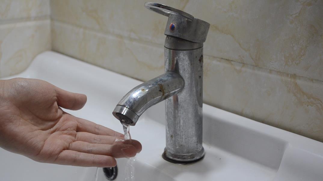 家里水龙头滴水小技巧,水龙头出水教程