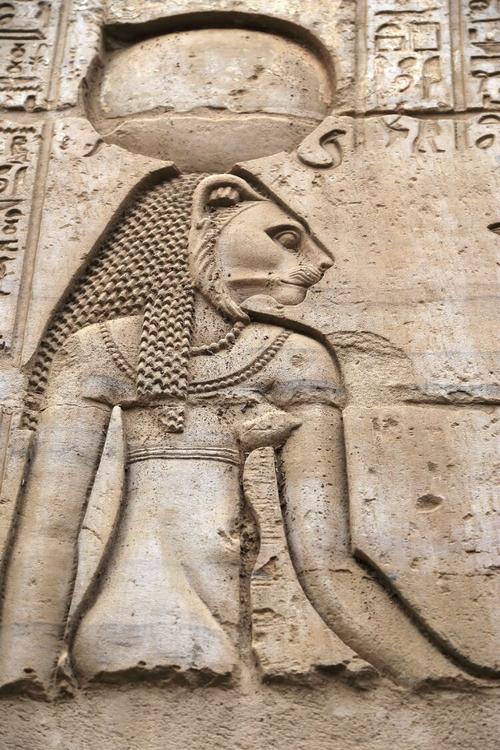 世界未解之谜沙漠中的雕像,专家在沙漠发现雕像