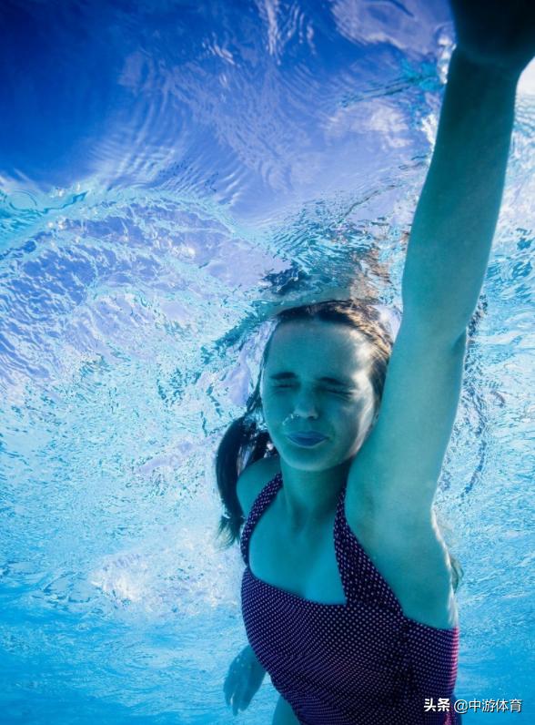自由泳换气怎么让身体重心前移,游自由泳换气的方法和技巧