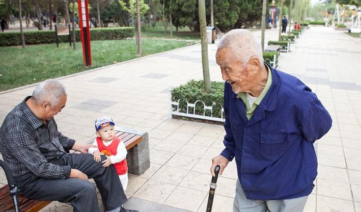 当邻居大娘的“咸猪手”，伸向娃的裤子时，家长再得罪人也要阻止