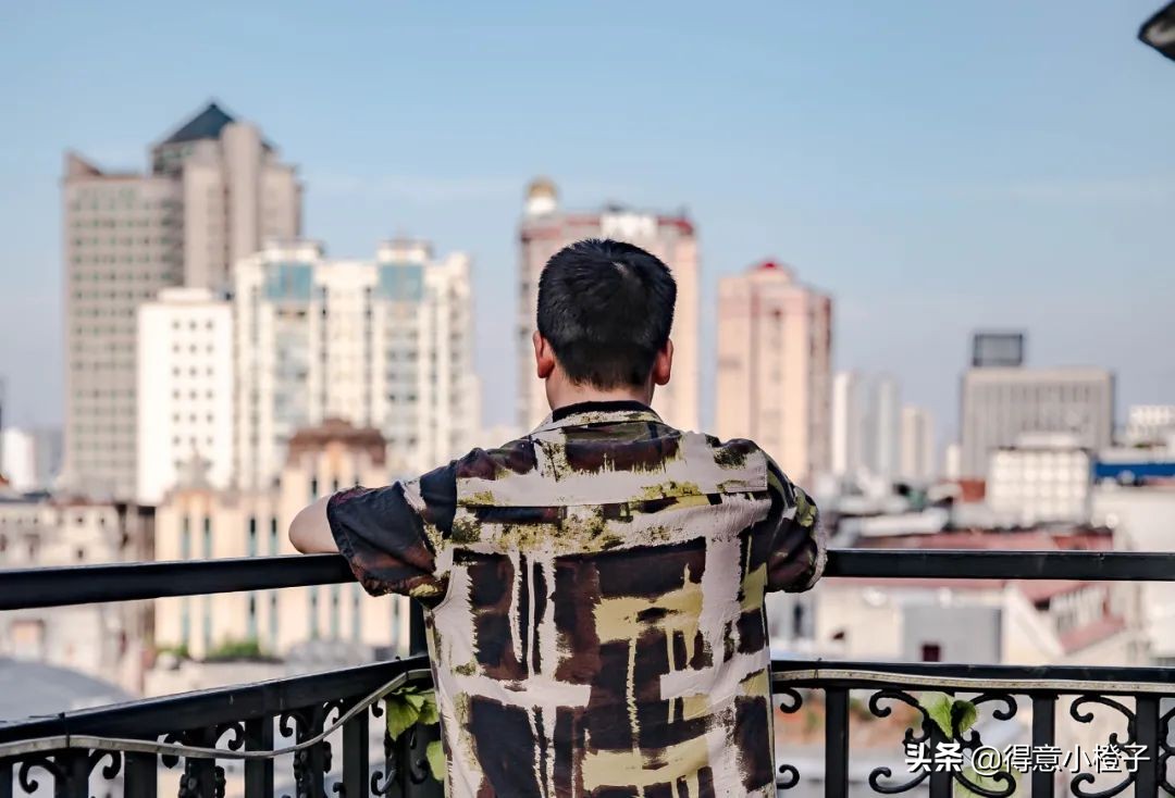 楼顶喝酒看日出,楼顶喝酒夜景视频实拍