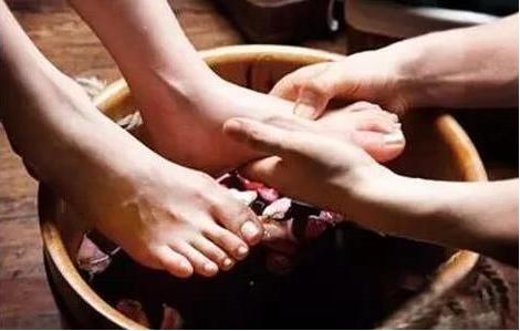 老年人冬季脚后跟裂口怎么治疗,老人脚后跟干裂