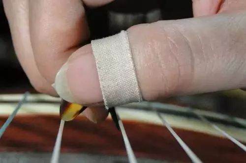 古筝弹奏杂音问题,古筝的音准和技巧