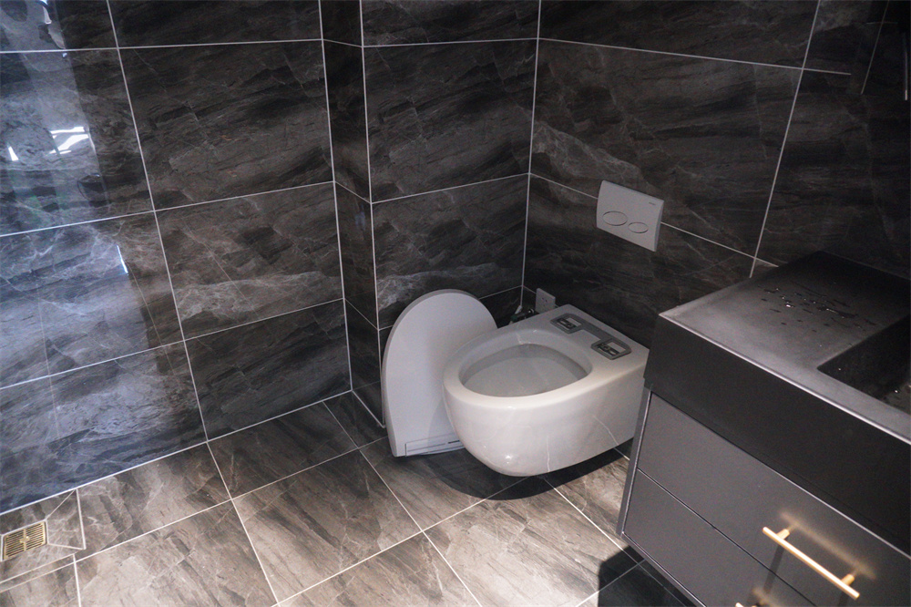 壁挂马桶怎么安装方便后期维修 (壁挂马桶马桶盖松动)