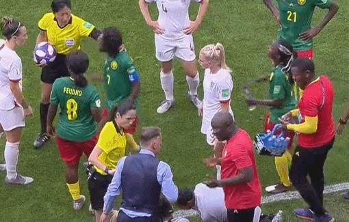 中国裁判被日本选手羞辱霸气回击,裁判微笑罚下喀麦隆球员