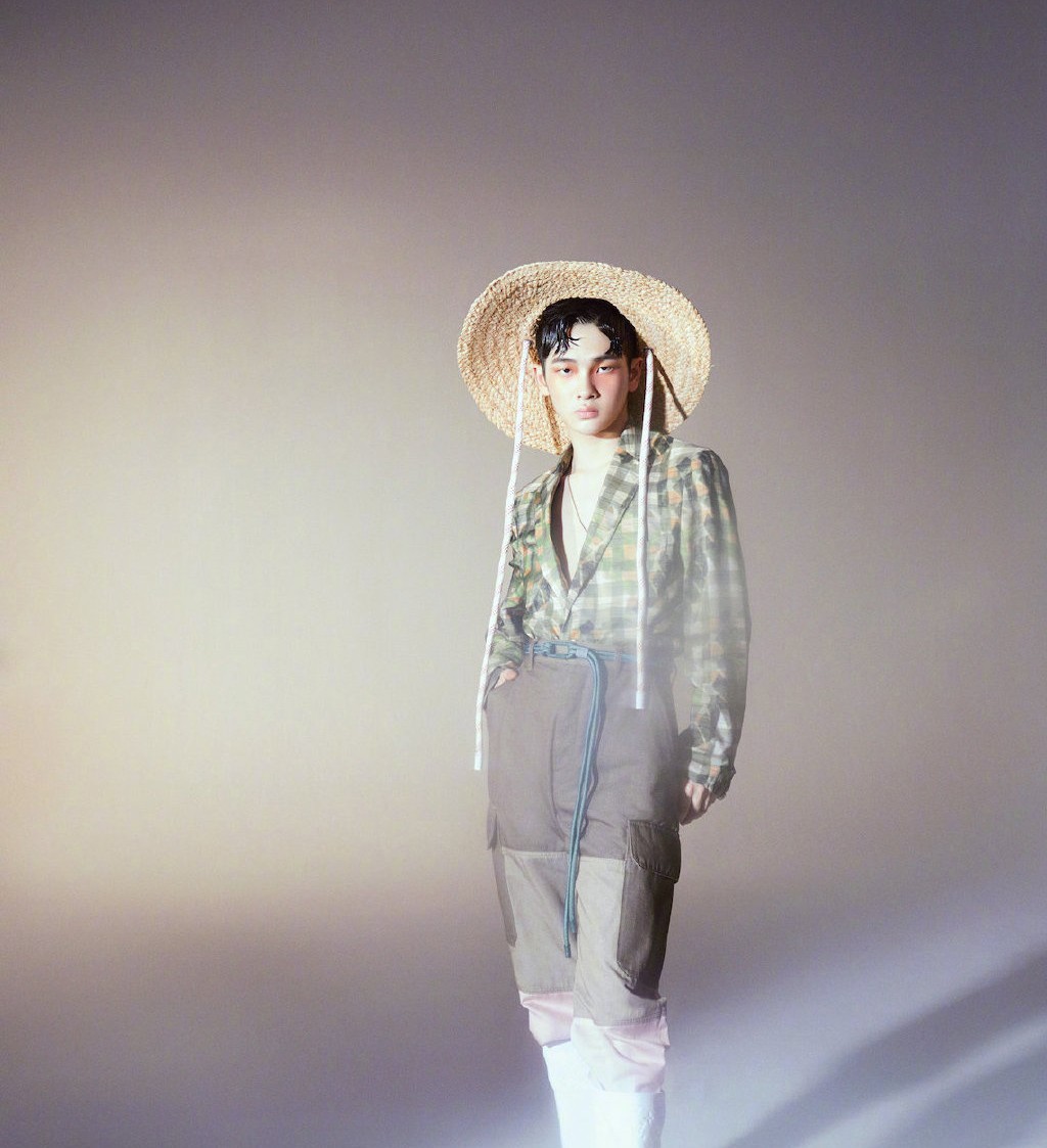 周震南芭莎男士实体刊封面,周震南绿色外套搭配