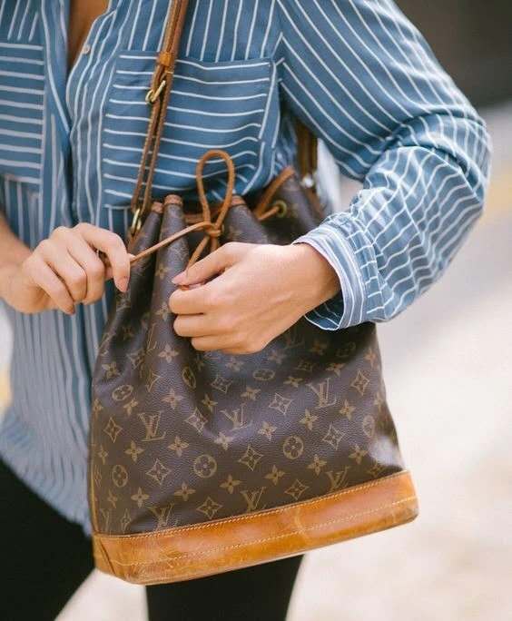 时尚风女人味十足选什么包,女人必备的几款经典包