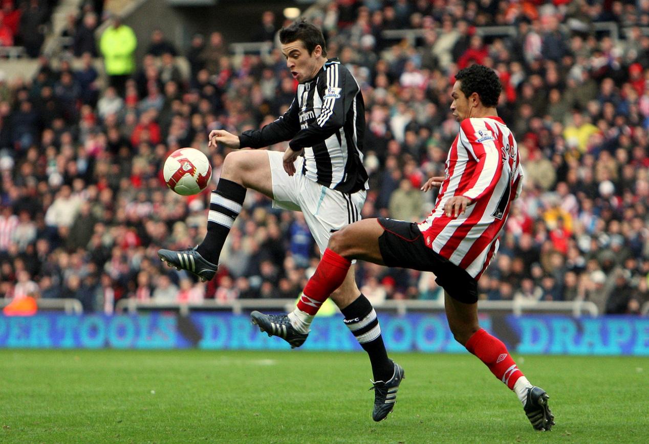 英国足坛恶汉猴子偷桃,英超恶人坎通纳被踢