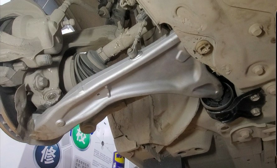 路虎揽胜极光加速左右抖动,路虎极光动力转向性能减弱