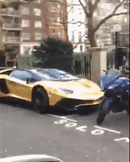 搞笑gif目光全在腿上了,爆笑gif动图我们一起出去霸气一点