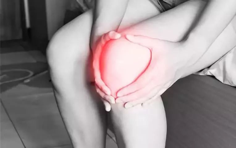 迪丽热巴尝试新造型身穿抹胸装,迪丽热巴身穿抹胸礼服