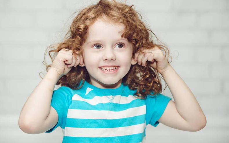 宝宝频繁挠耳朵耳朵口有红肿,宝宝总挠耳朵是要长牙了吗