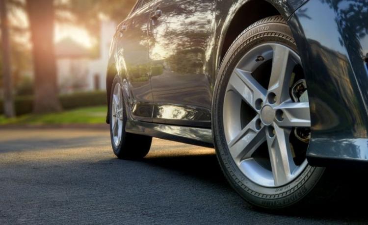 车轮胎侧面的小洞漏气了怎么办,汽车后轮胎有点漏气