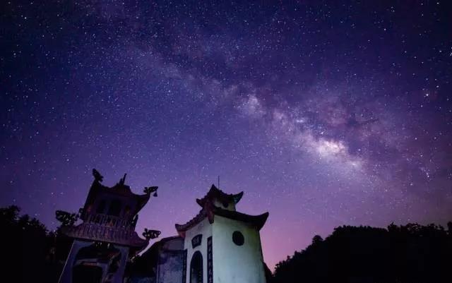 天凉好个秋出游,周末露营看日出云海