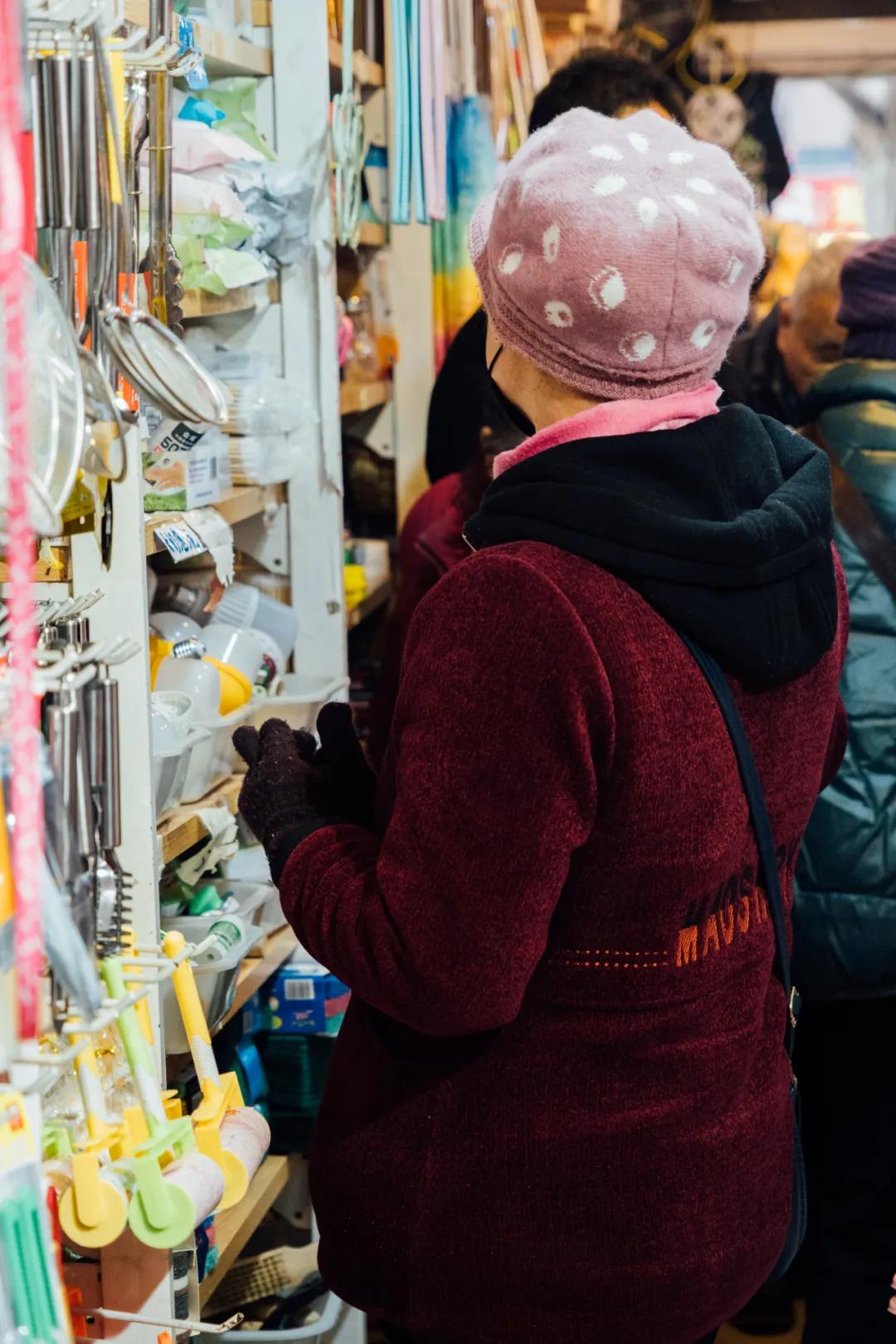 活着的两元店，2块钱能买啥？