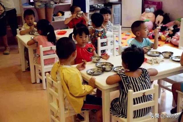 幼儿园教幼儿正确进餐的方法,幼儿园进餐保育员操作流程