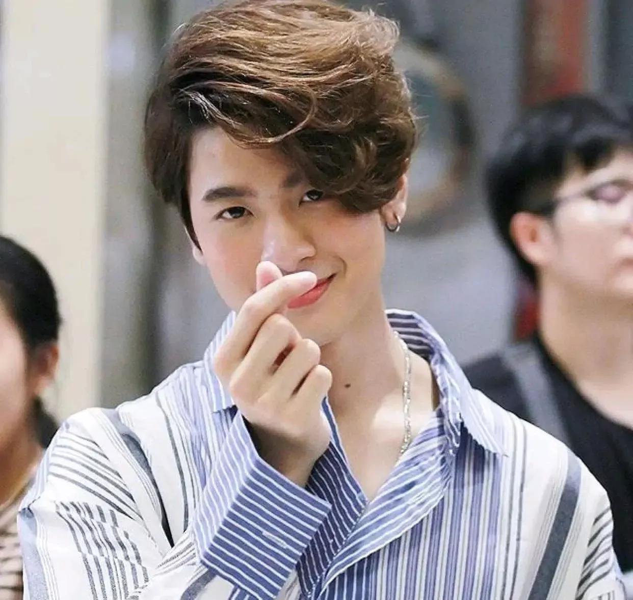 男生太内向怎么办,男生比较内向不善于沟通怎么聊天