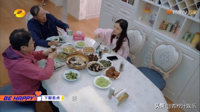 同回到娘家，林允爸妈做13道菜给女儿吃，王鸥和母亲坐姿显生疏