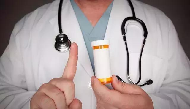 新生儿憋气小腿乱蹬是什么情况,新生儿憋气使劲踢腿哭闹