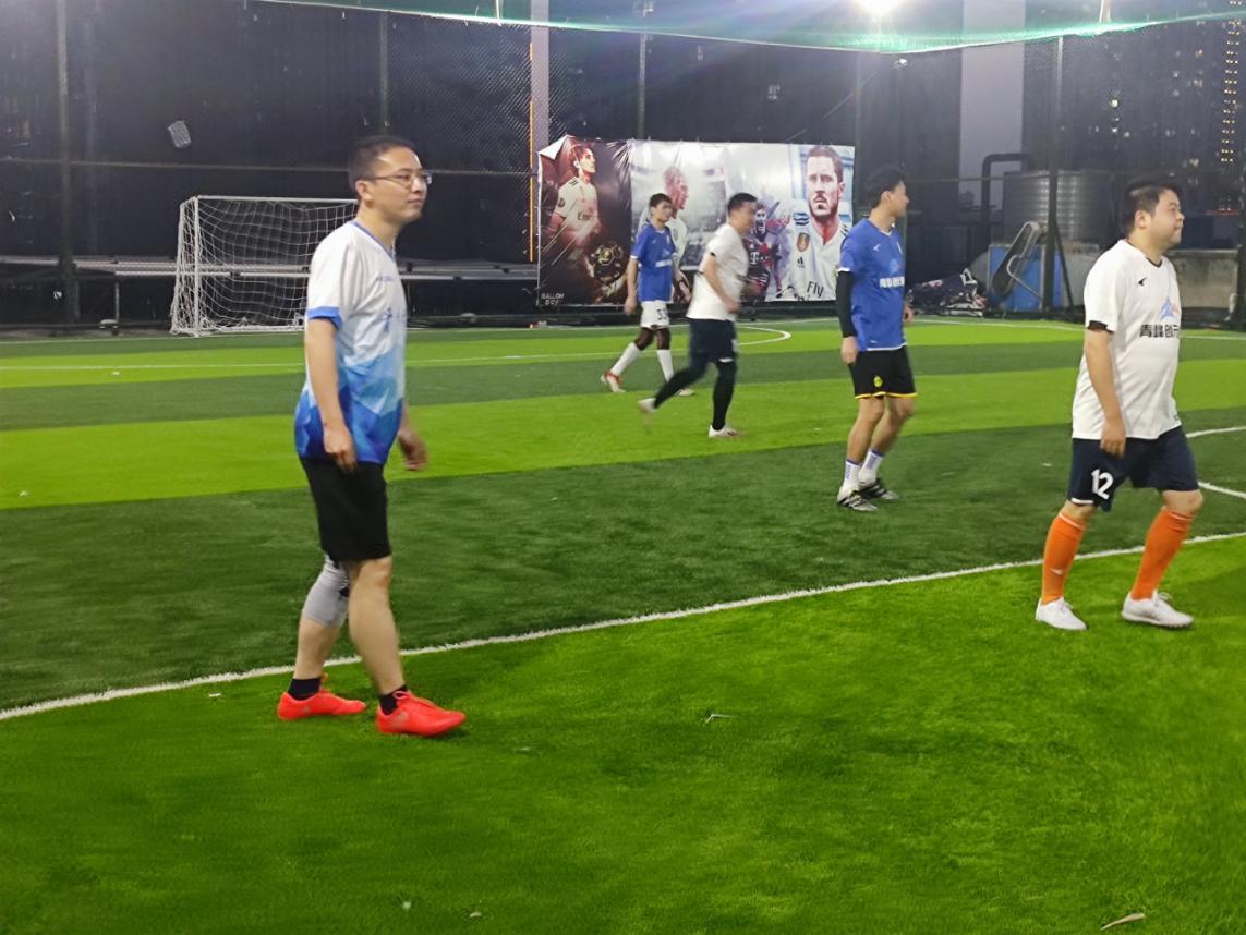 边锋和中锋推荐哪个,边锋和中锋哪个更重要