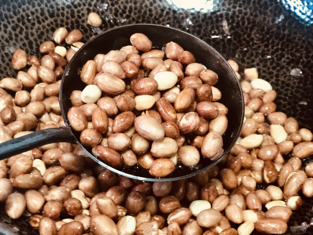 其实在炸花生米的时候是有技巧的,炸花生米放什么就能确定不会炸焦