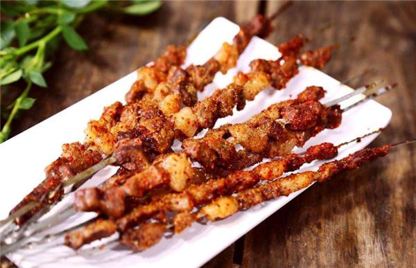 烤羊肉串怎么烤又脆又嫩,烤羊肉串到底先刷不刷油