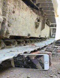 今天过来按脚,恰巧碰见了前女友,我该怎么化解尴尬呢?哈哈哈