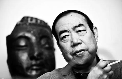 贾平凹题错字被无情嘲讽，莫言错字后却被大笑原谅，网友：看态度