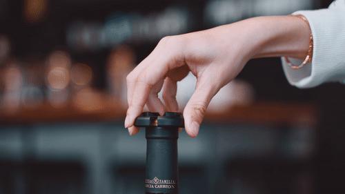 开红酒神器毫不费力的就开动了,有没有不用开瓶机打开红酒的方法