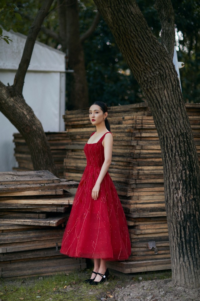 吴倩粉色吊带,吴倩黑色吊带造型