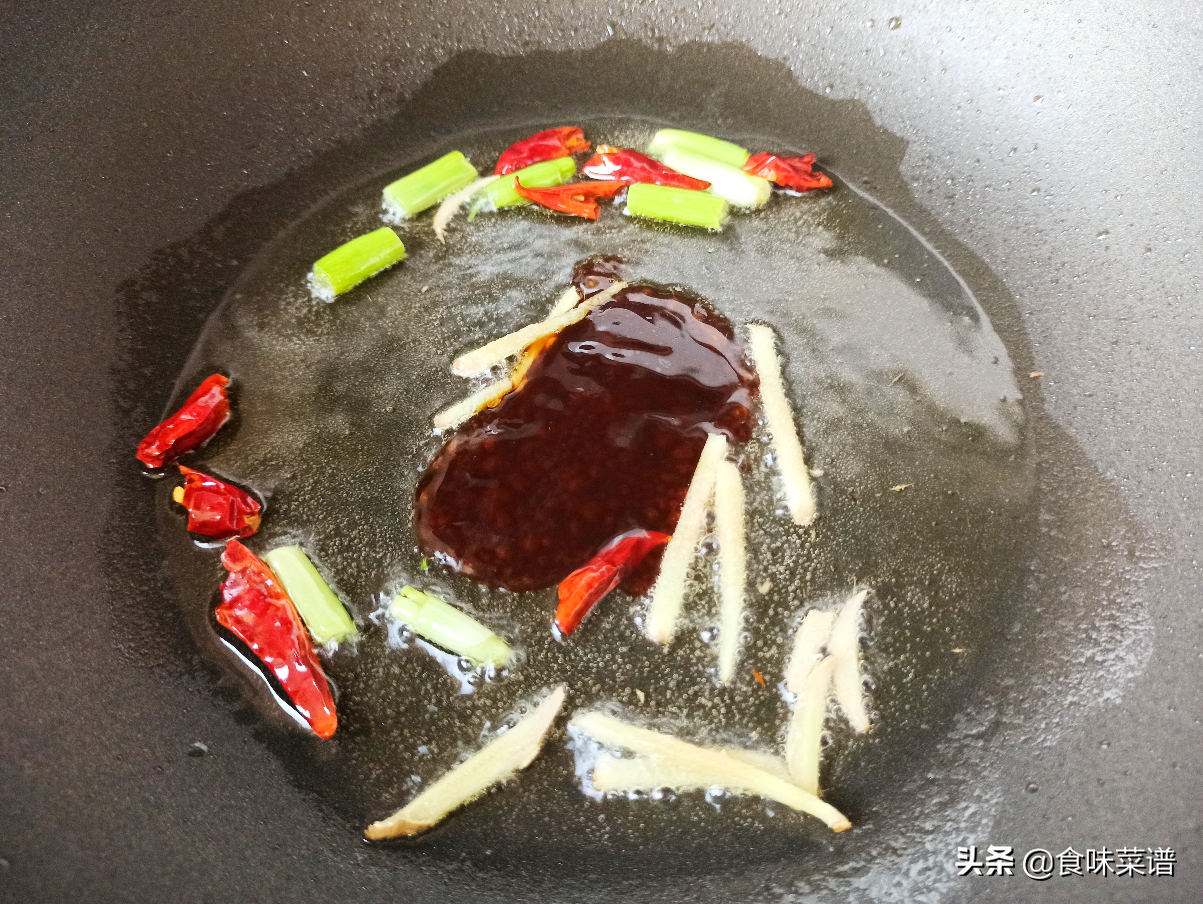 教你芹菜炒肉的正确做法肉丝滑嫩,芹菜炒肉怎么做肉片滑嫩更入味