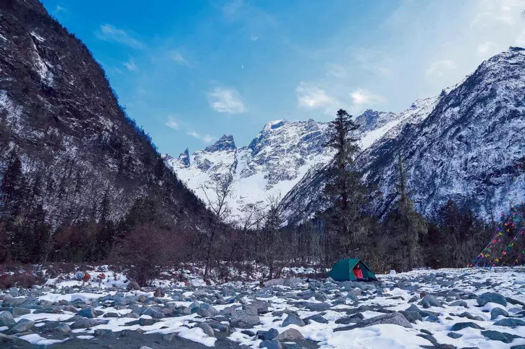 阿坝州又一处绝对秘境,雪山红石全部免费看,成都出发可耍2天!