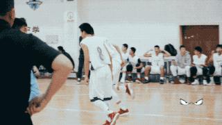 新·十六强齐亮相高中赛场惊现*力暴**隔扣丨18-19耐克高中联赛