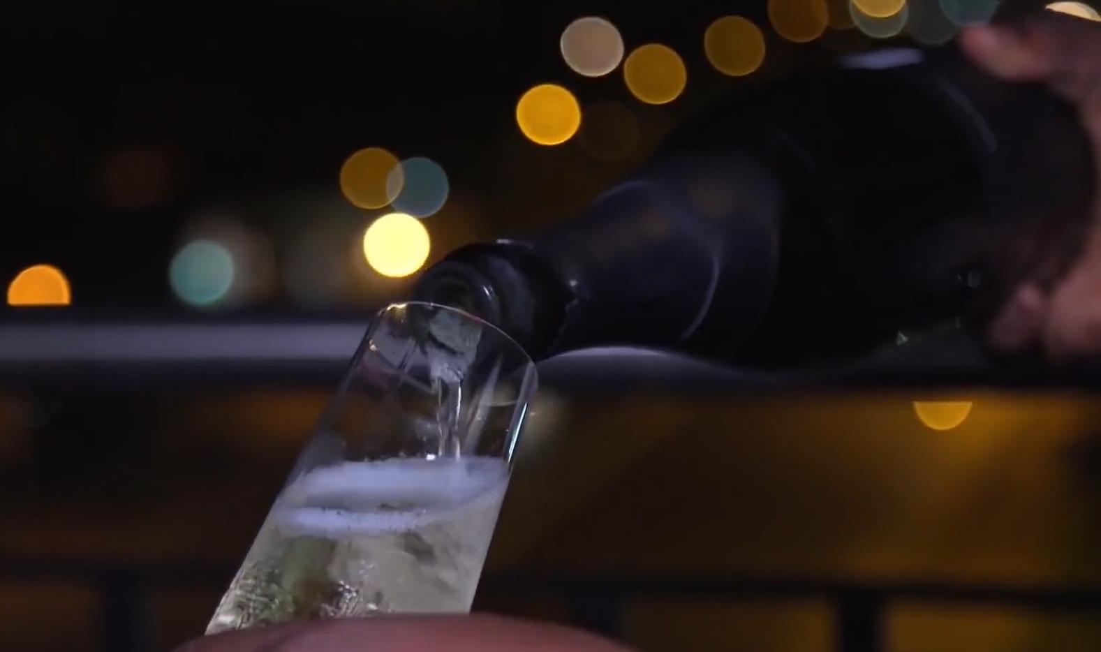 非洲“神医”，把柠檬汁兑汽油当药卖，100一瓶一年狂赚几千万