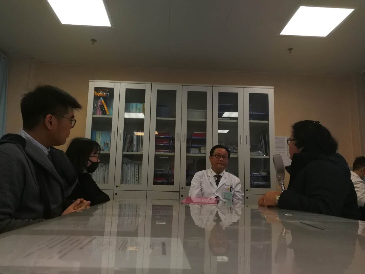 迪拜白血病女孩迎来终极治愈来汉过年与同济医生一起送祝福