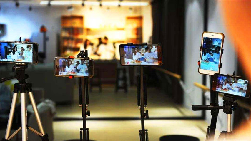 吴昕现身薇娅直播间，蛋黄酥吃的津津有味，上架3分钟狂卖6400枚