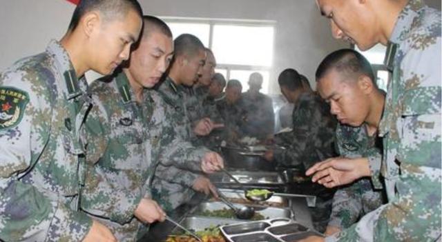 部队伙食真实是怎么样的,现在部队的伙食怎么样