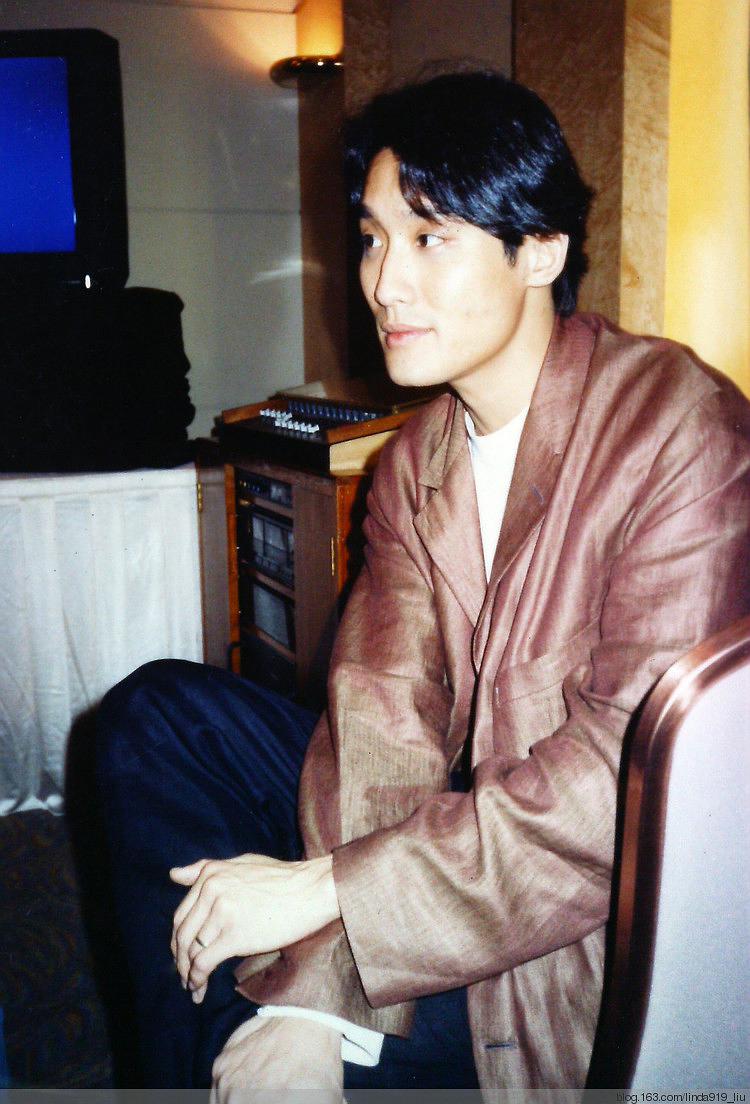 影帝梁家辉沦落摆地摊,梁家辉追虎擒龙摆地摊