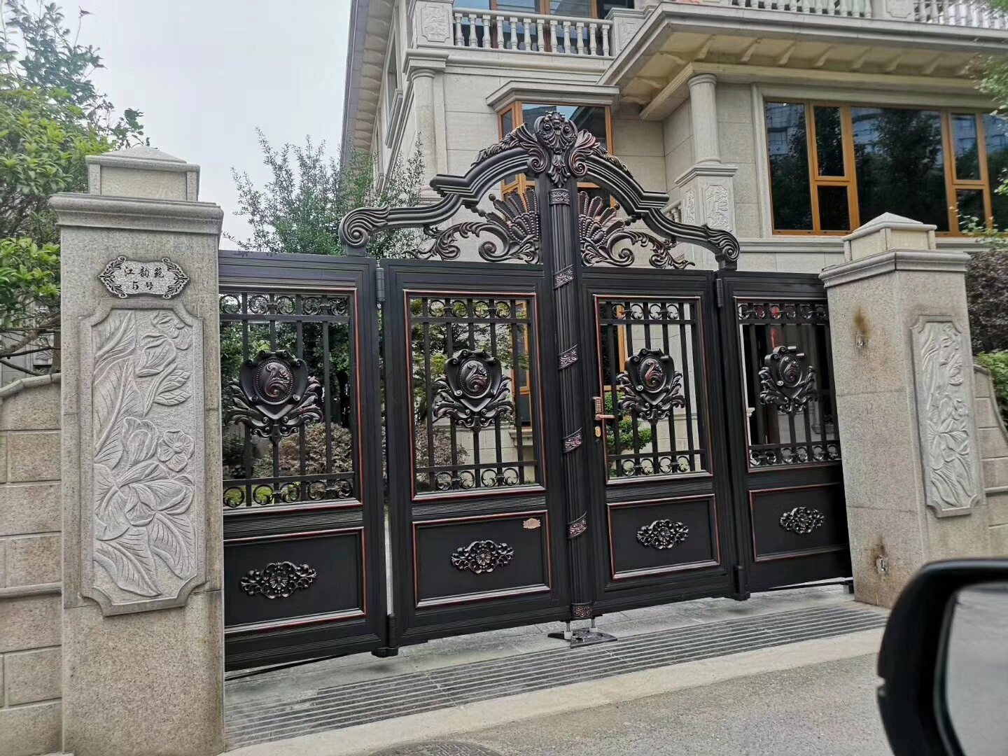 双开铝艺大门安装,双开铝艺大门